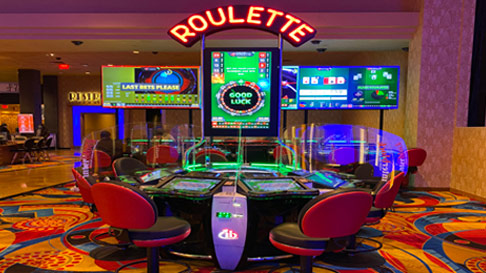 Interior de casino con mesas de ruleta y ambiente elegante